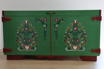 Cufăr verde pictat manual – motiv floral inspirat din mobilier românesc, circa 1890